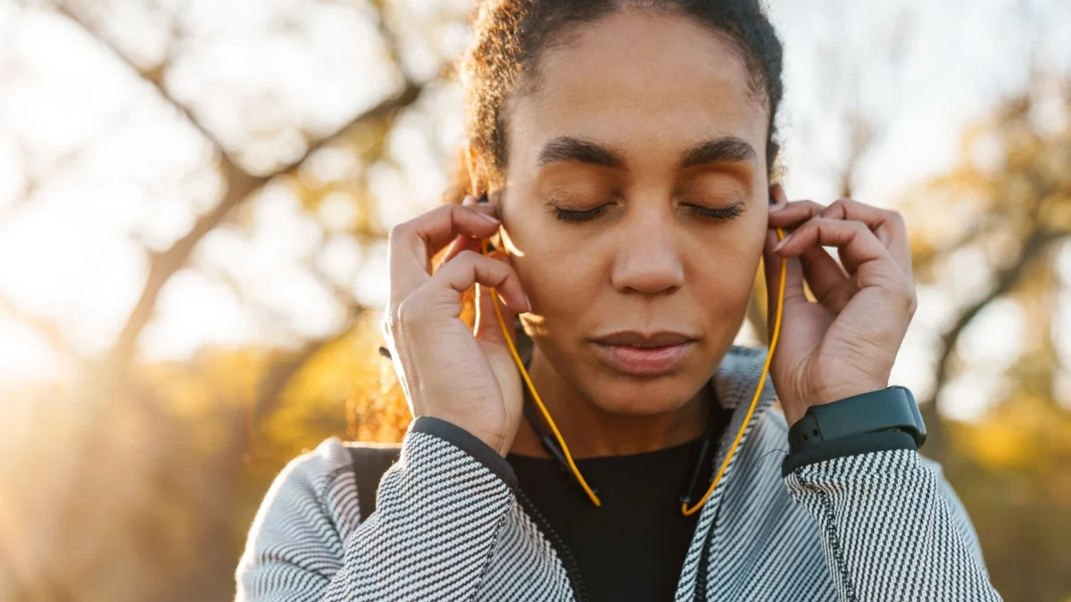 Discover how background noise, cognitive load, and hearing support tools influence comfort and daily energy.